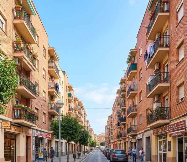 Vistas de las calles, bloques de pisos de ladrillo y el entorno residencial del barrio Estruch en El Prat de Llobregat